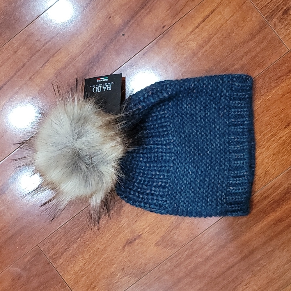 NWT knit faux fur pom hat